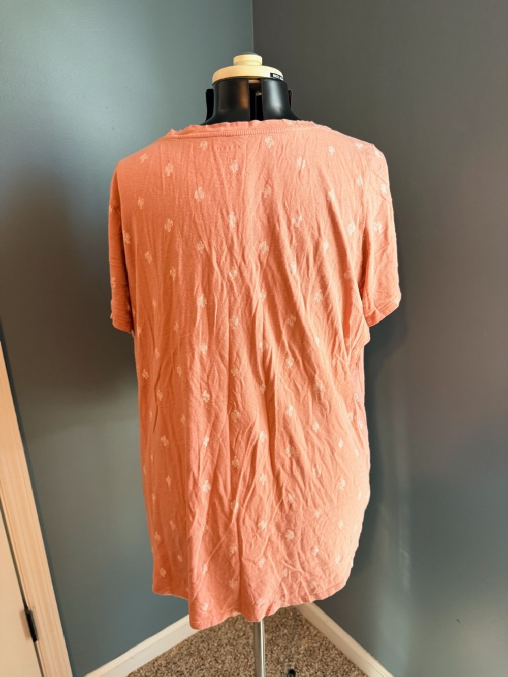 torrid Coral V-Neck Short Sleeve Tee with cactus Motif - Picture 2 of 4